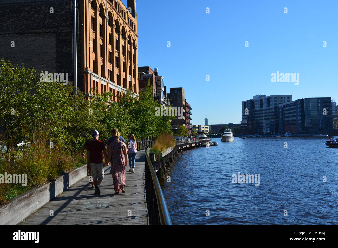 Ristoranti e high end condos linea l'area che una volta era un distretto warehouse lungo il Milwaukee River Walk. Foto Stock