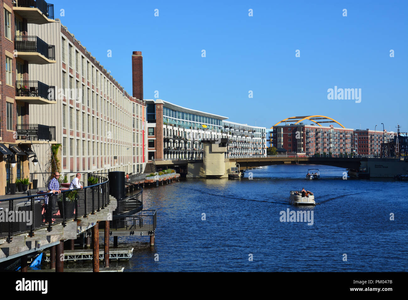 Ex magazzini sono stati convertiti in condomini lungo il fiume Milwaukee a piedi nel centro storico terzo Ward. Foto Stock