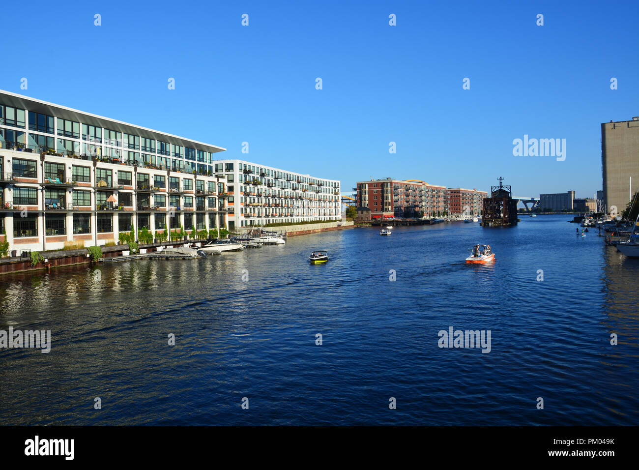 Ex magazzini sono stati convertiti in condomini lungo il fiume Milwaukee a piedi nel centro storico terzo Ward. Foto Stock