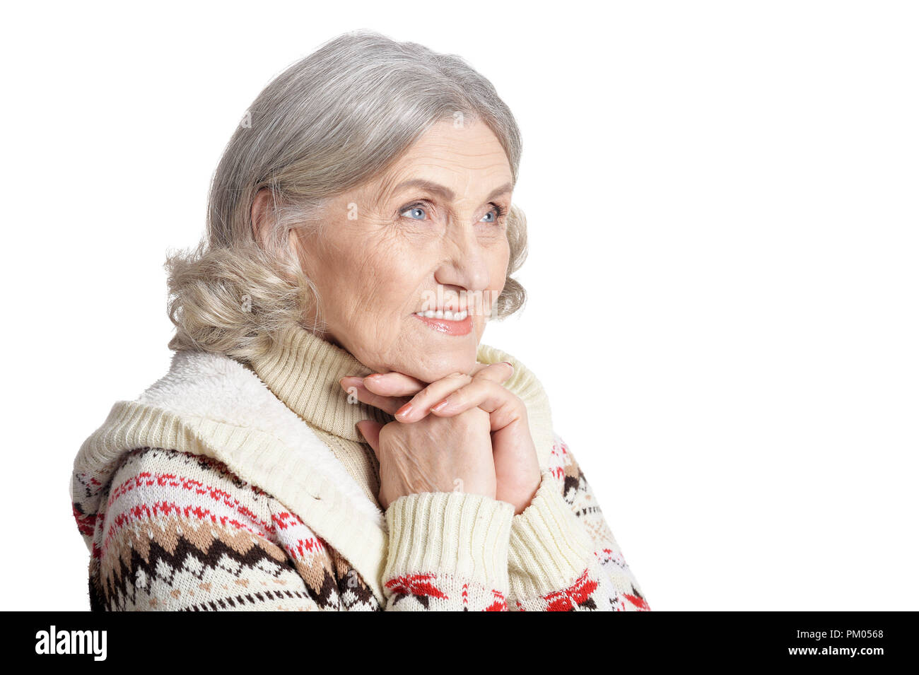 Ritratto di donna Senior pregando su sfondo bianco Foto Stock