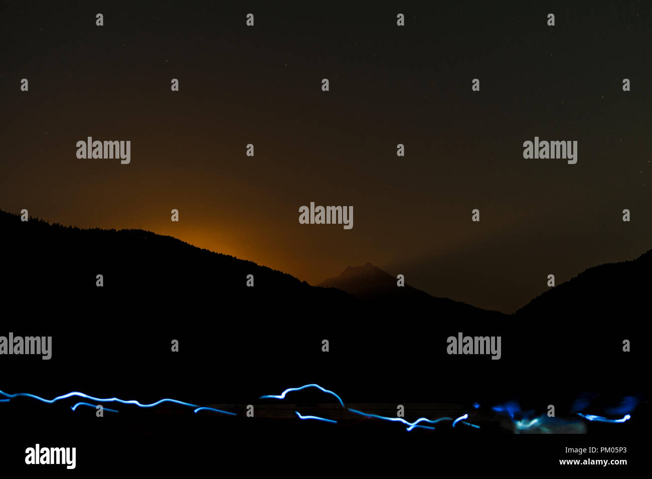 Copyspace disponibile in questo paesaggio notturno vista dell'inizio chiarore della luna che sorge dietro la cascata di gamma e Mt. Picco di Jefferson dal sho Foto Stock