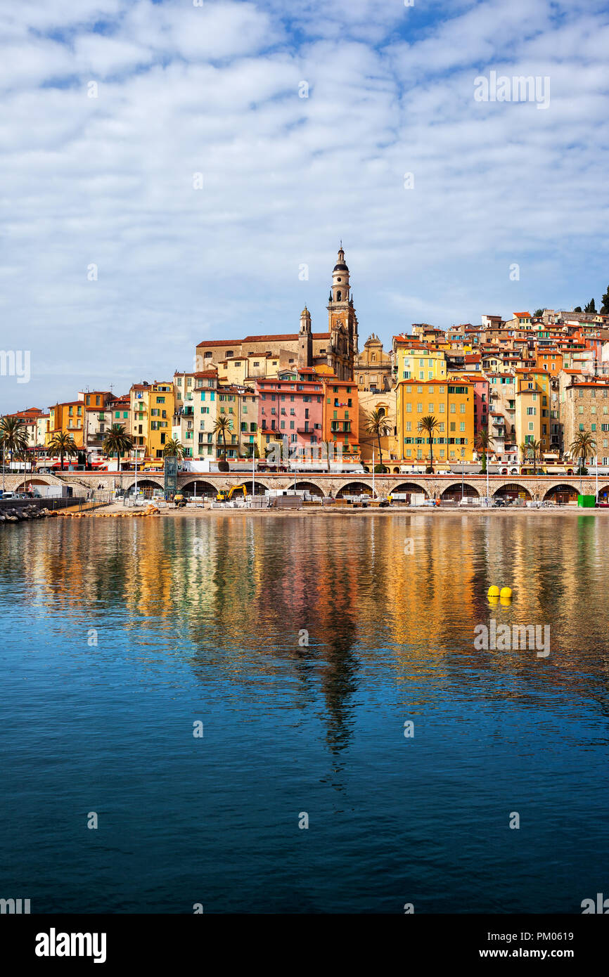 Menton in Francia, città vecchia riflessione nel Mare Mediterraneo, townscape sulla Costa Azzurra Foto Stock