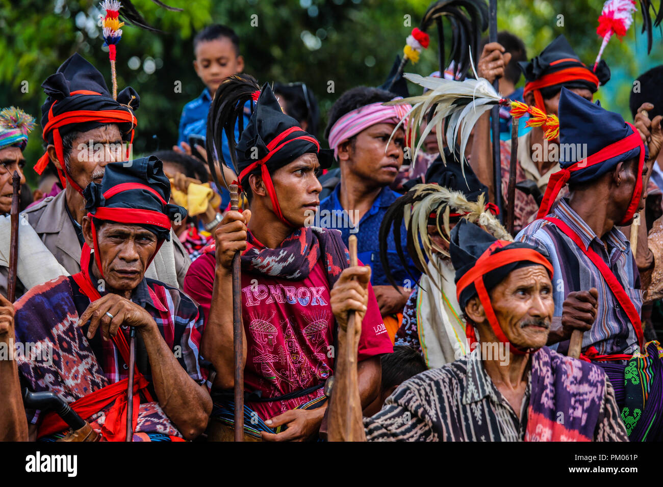 Rato, Sumba leader tradizionali, riuniti per la preparazione del Pasola tradizionale cerimonia Foto Stock