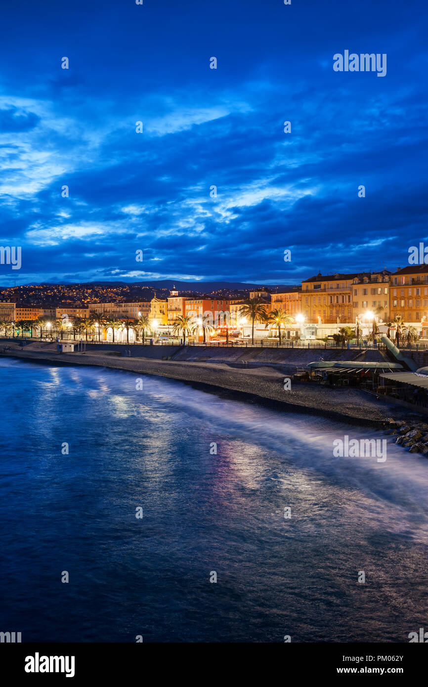 Città di Nizza al blue ora sera in Francia, mare, spiaggia e panorama sulla Costa Azzurra Foto Stock