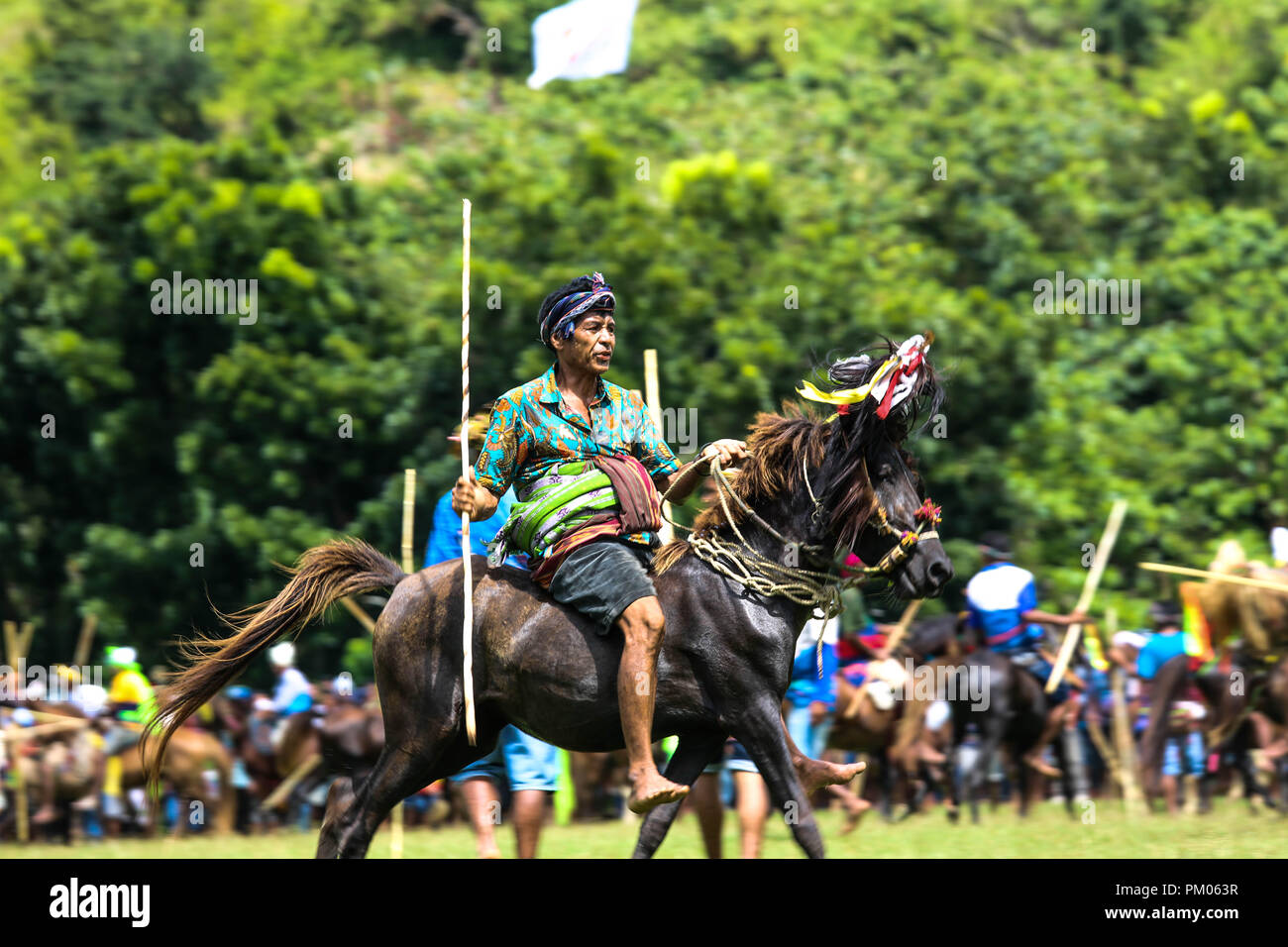 Pasola, indonesiano le cerimonie tradizionali che coinvolgono i giovani cavalieri a cavallo Foto Stock