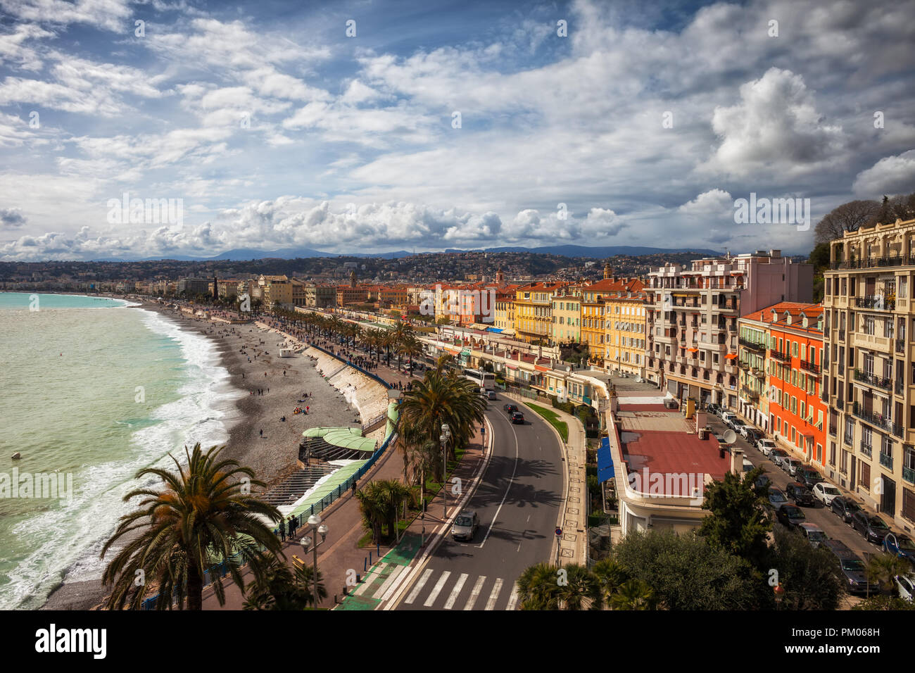 Skyline della città di Nizza in Francia, spiaggia lungo la Promenade des Anglais e sulla Costa Azzurra Foto Stock