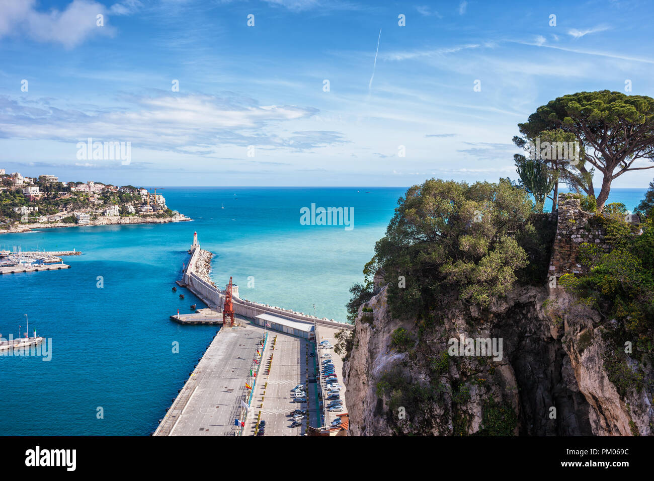 Città di Nizza in Francia, quay e scogliera della Collina del Castello a Mare Mediterraneo sulla Costa Azzurra Foto Stock