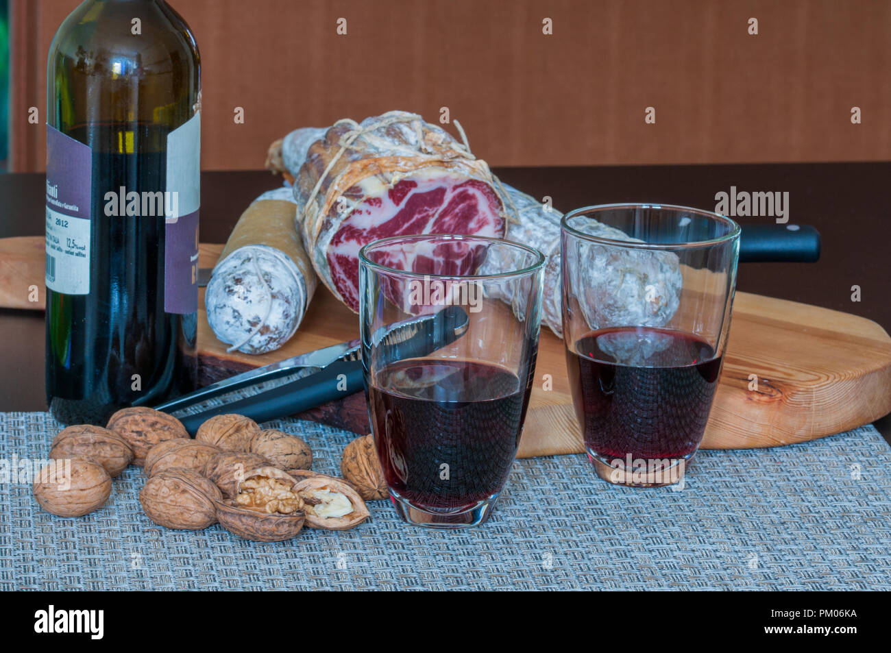 Piscina closeup italiane di vino rosso (Chianti), noci, salame Foto Stock