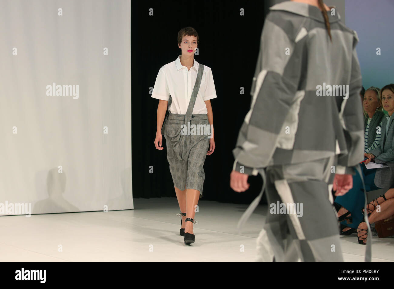 Un modello sulla passerella durante la Chalayan London Fashion Week SS19 mostrano a Sadler's Wells Theatre, Londra Foto Stock