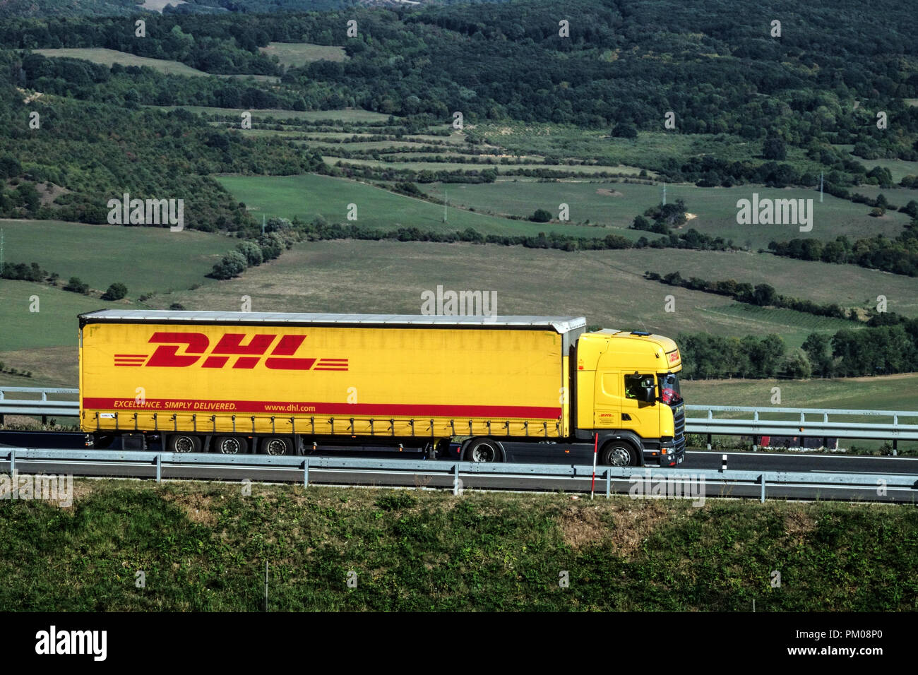DHL Carrello su autostrada, servizio di consegna in Repubblica Ceca Foto Stock