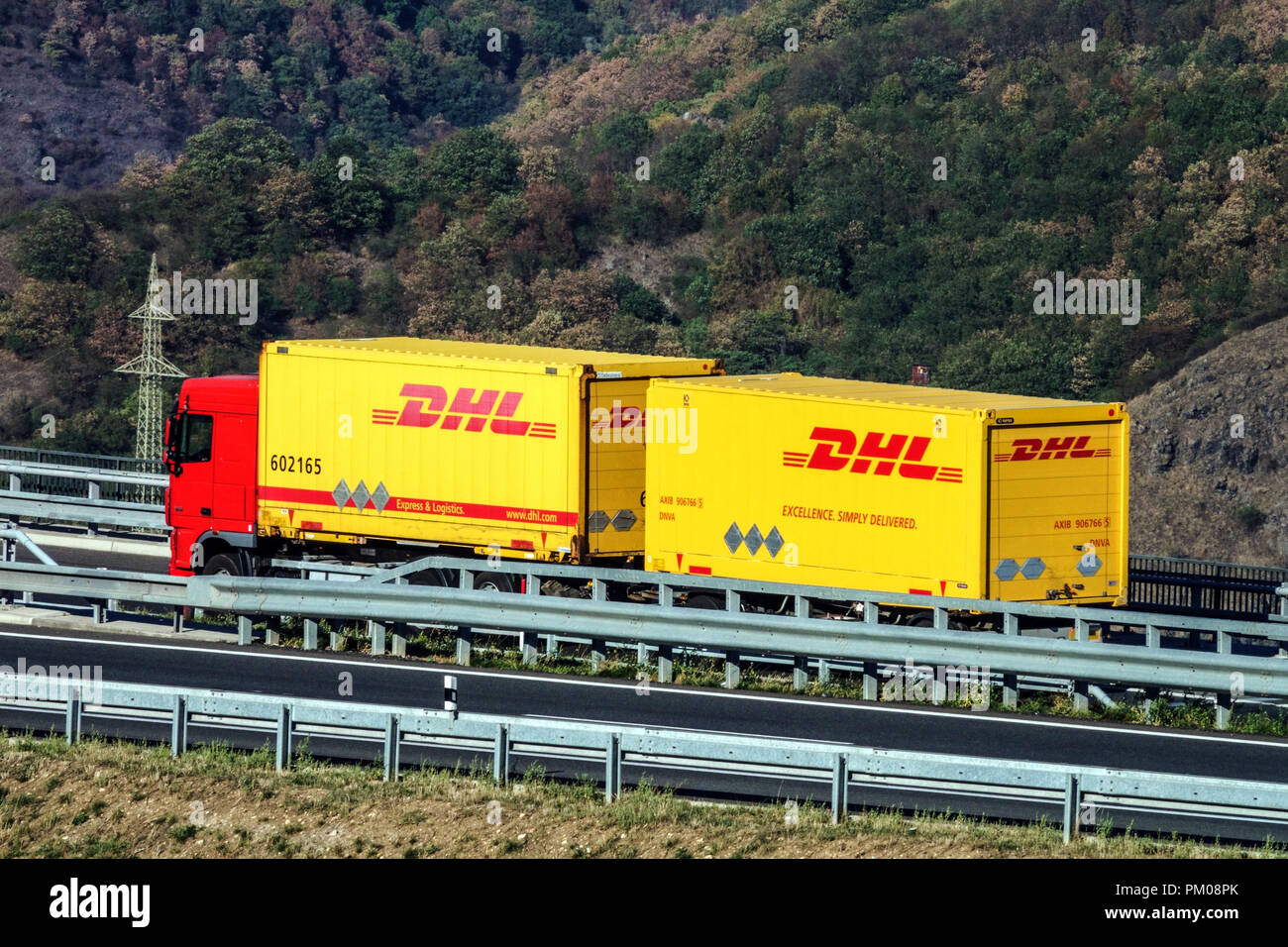 Rimorchio DHL su un'autostrada, ponte di camion della Repubblica Ceca Foto Stock