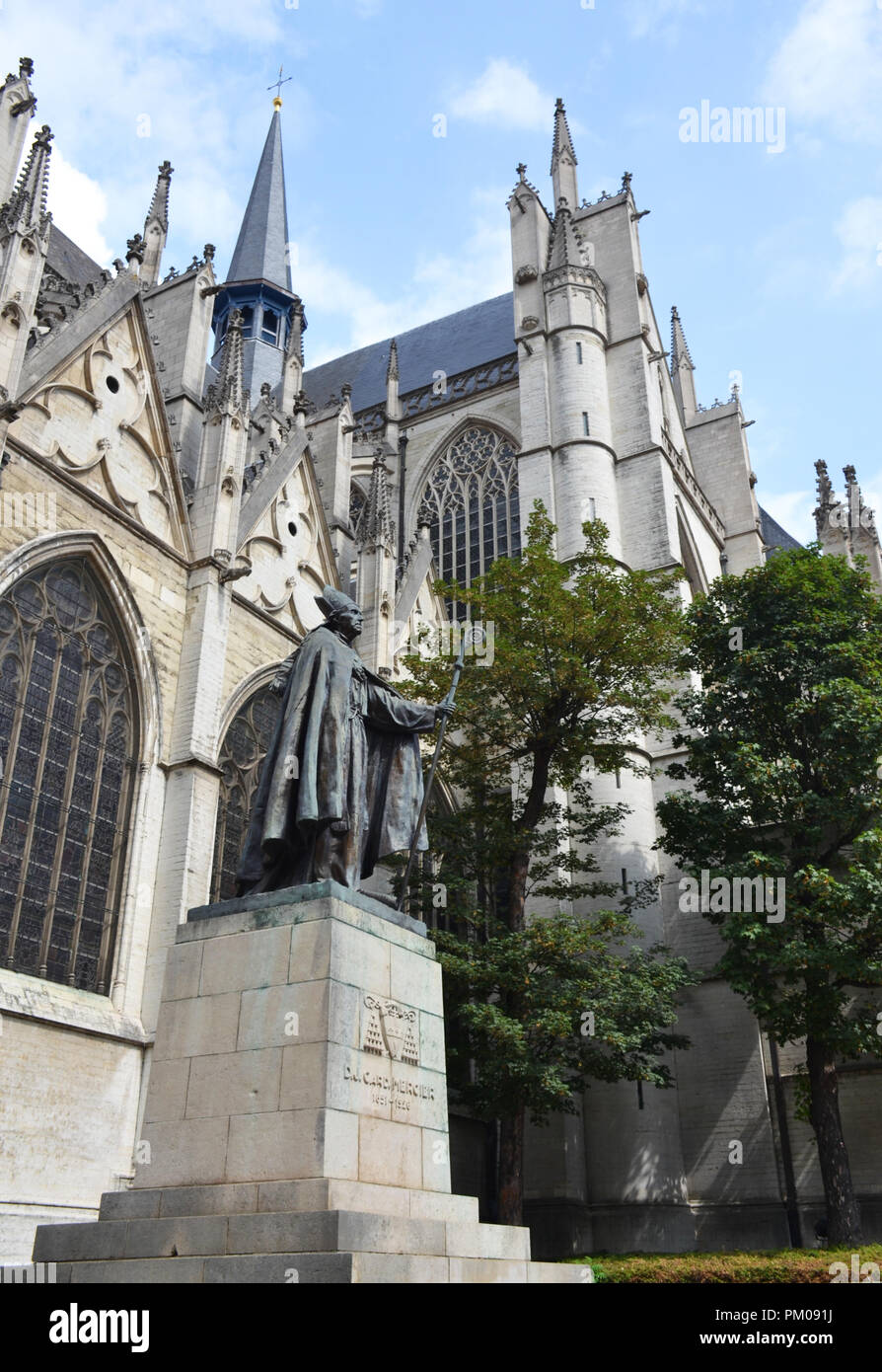 Statua del Cardinal Mercier vicino a st. Michaels e st. Cattedrale di Gudula a Bruxelles, in Belgio Foto Stock