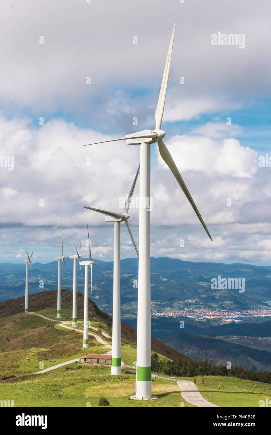 Fonti di energia rinnovabili. Le turbine eoliche, parco eolica nel  paesaggio panoramico del paese basco, Spagna Foto stock - Alamy