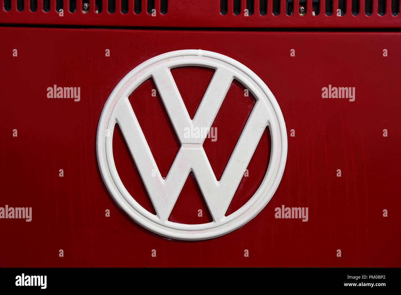 Badge VW su un camper Volkswagen. Emblema, logo. Marchio. Simbolo iconico Foto Stock