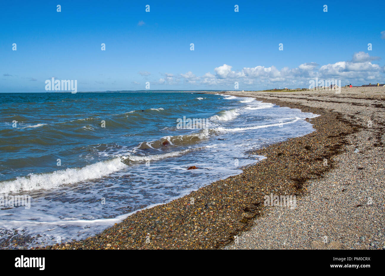 La spiaggia di ciottoli di dinas Dinlle a sud di Caernarvon Galles del Nord Foto Stock La spiaggia di ciottoli di dinas Dinlle a sud di Caernarvon Galles del Nord Foto Stock