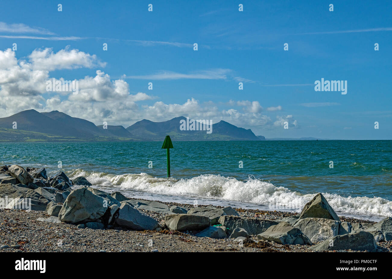 La ghiaia e roccia Spiaggia di dinas Dinlle a sud di Caernarvon Galles del nord guarda verso il Lleyn Peninsula Foto Stock La ghiaia e roccia Spiaggia di dinas Dinlle a sud di Caernarvon Galles del nord guarda verso il Lleyn Peninsula Foto Stock