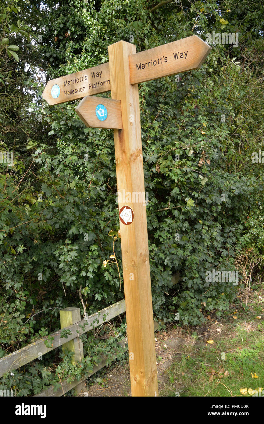 Cartello su Marriott il modo di lunga distanza sentiero / cycleway tra Hellesdon e Drayton, Norfolk, Regno Unito Foto Stock