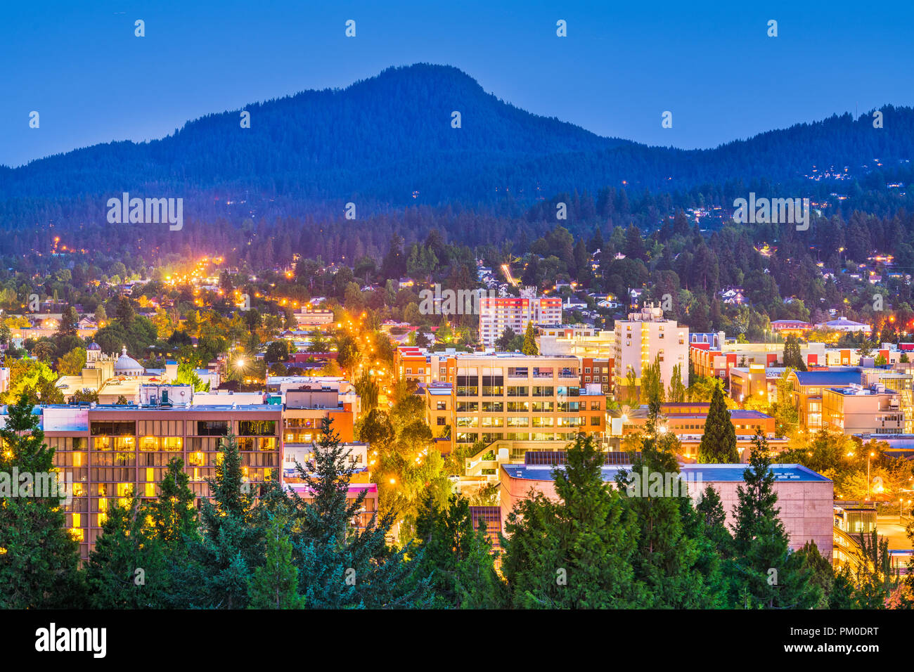 Eugene, Oregon, USA il centro città al crepuscolo. Foto Stock