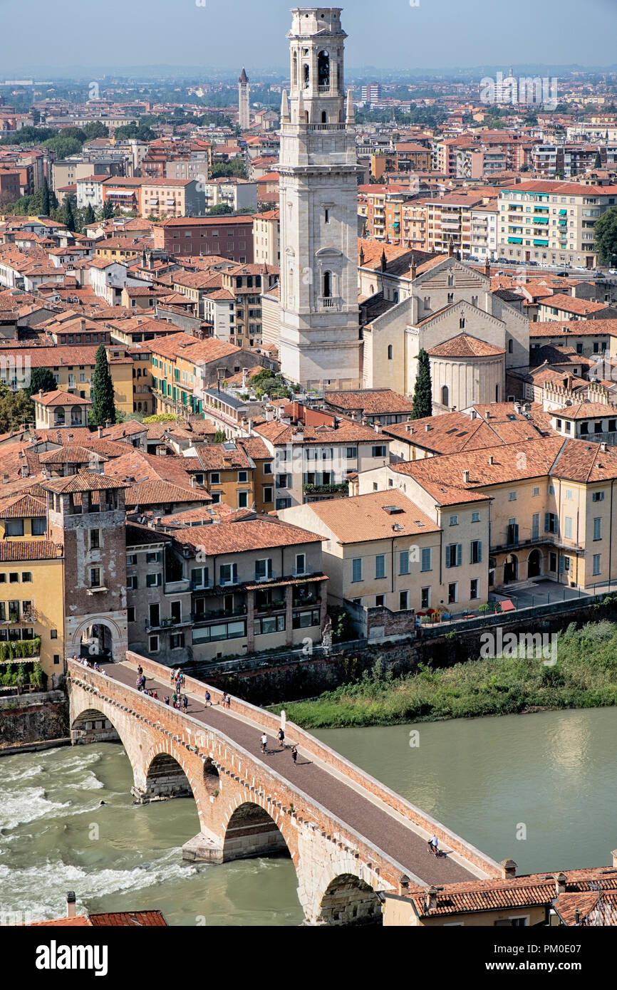 Verona ponte di pietra sul fiume Adige Foto Stock