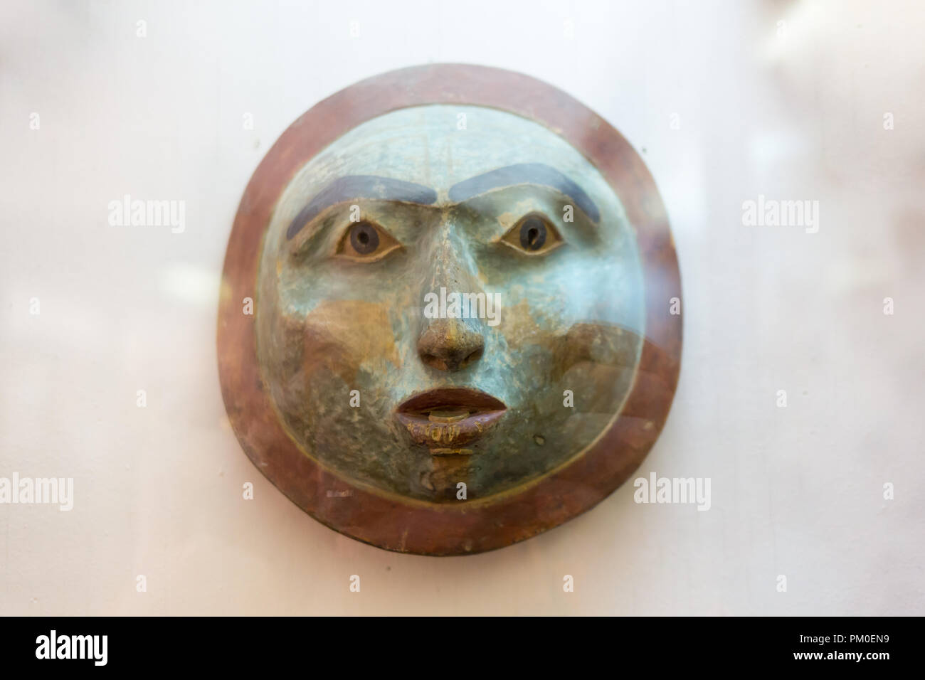 Rituale di maschera da un albero, decorata con pitture su uno sfondo bianco. Foto Stock