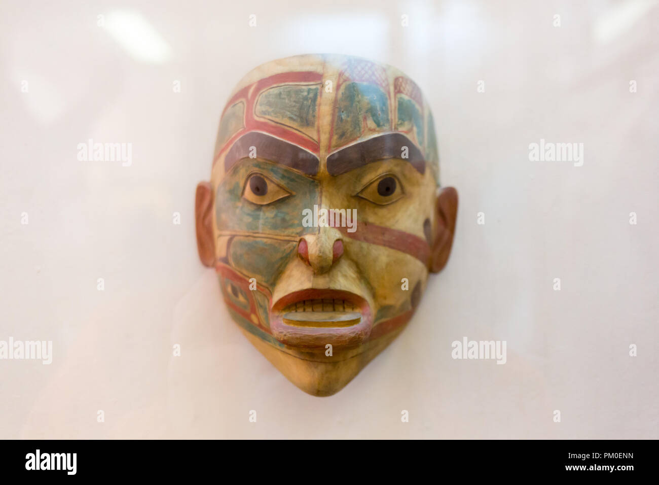 Rituale di maschera da un albero, decorata con pitture su uno sfondo bianco. Foto Stock