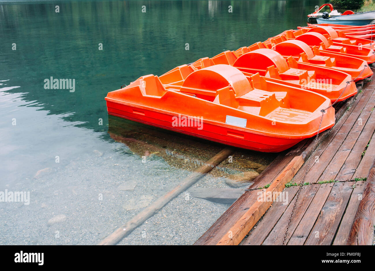 Stazione delle Barche , pier con catamarani, lago di Champex, Svizzera Foto Stock