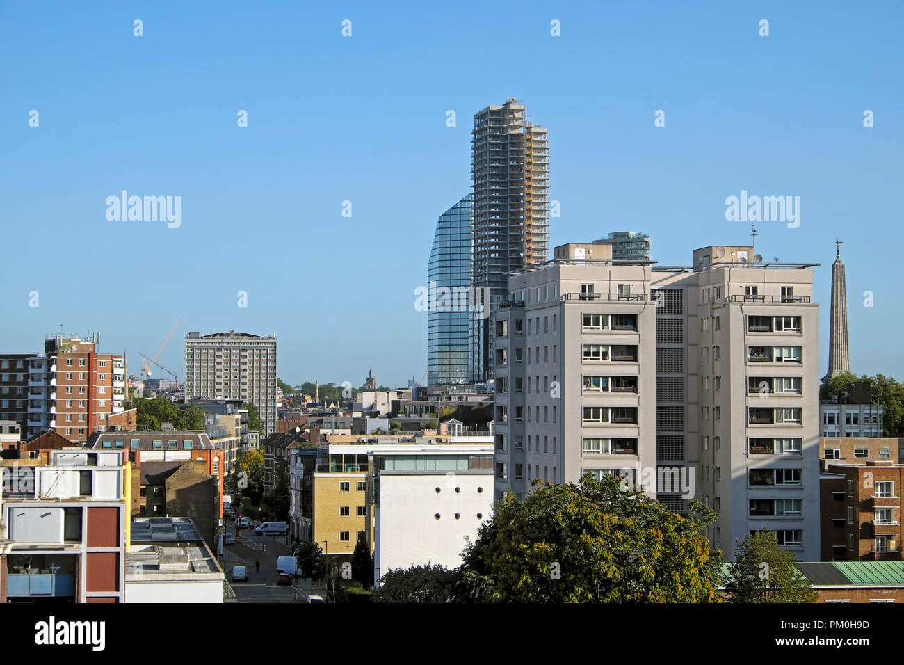 Una vista a nord dalla Barbican Estate lungo Golden Lane di 250 City Road e Lexicon costruzione di appartamenti alti Londra UK KATHY DEWITT Foto Stock