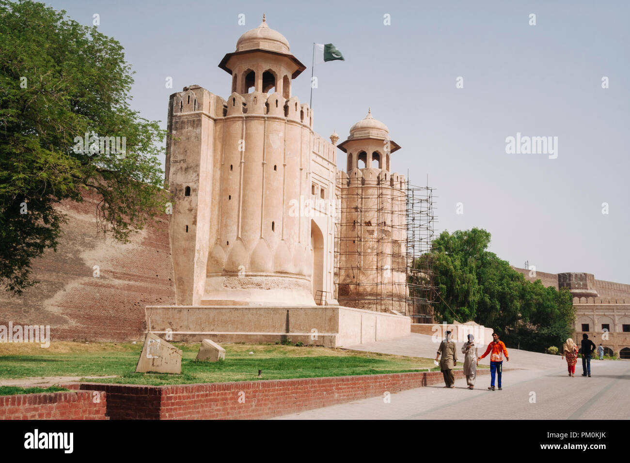 Lahore Punjab, Pakistan, Asia del Sud : la gente a piedi passato il colossale Alamgiri Gate del Shahi Qila o Lahore Fort, costruita nel 1674 durante il regno di Foto Stock