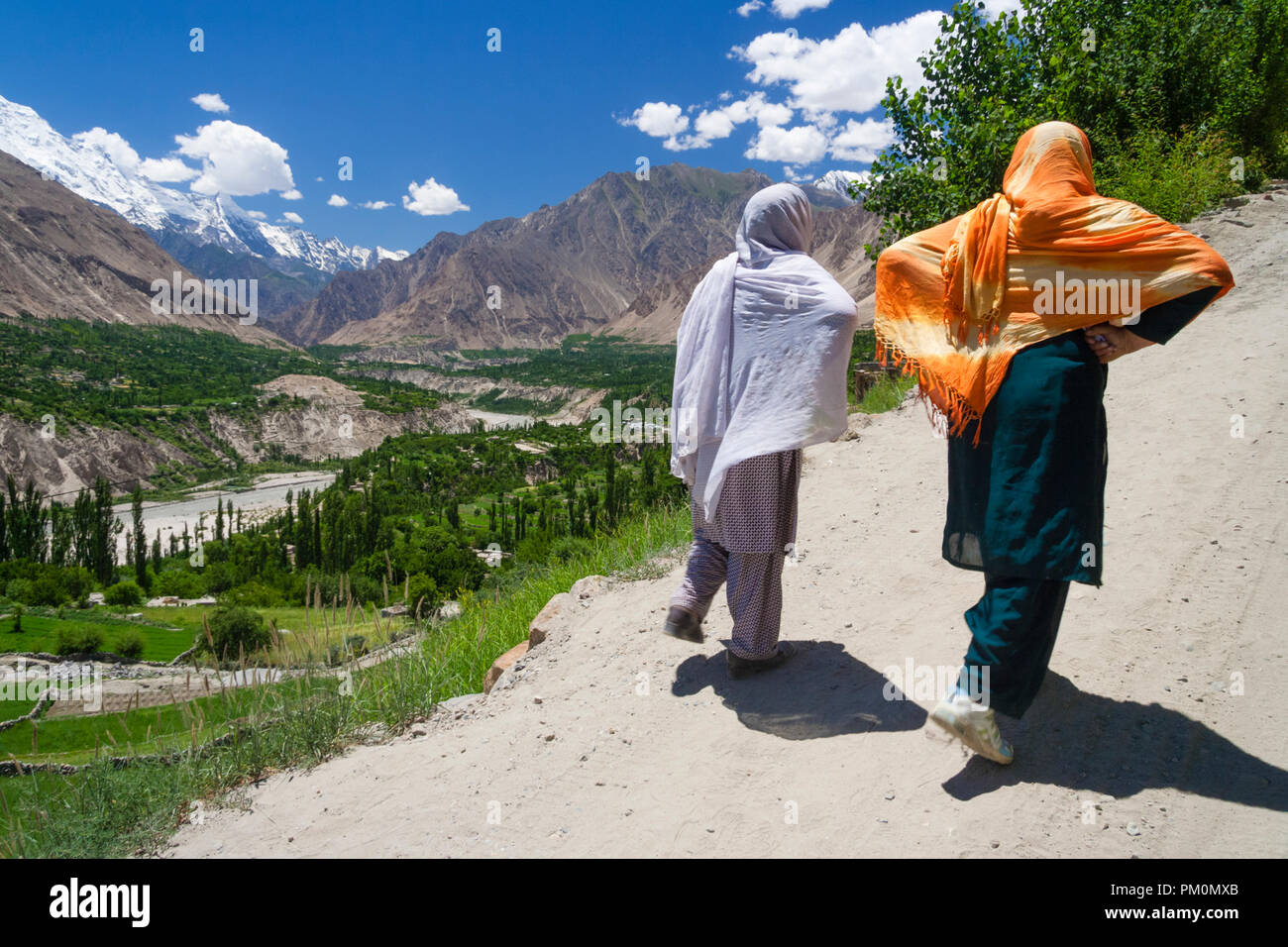 Karimabad, Hunza Valley, Gilgit-Baltistan, Pakistan : Due giovani donne a piedi verso la città di montagna di Karimabad (ex Baltit) la capitale del Foto Stock