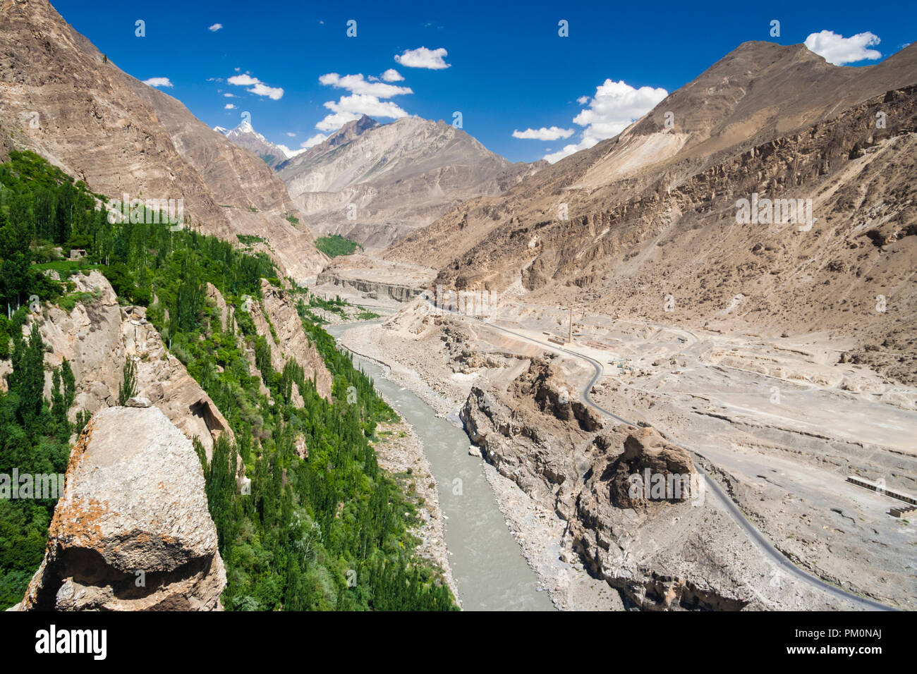 Altit, Hunza Valley, Gilgit-Baltistan, Pakistan : KKH Karakoram Highway e Hunza fiume come visto da Altit fort. Foto Stock