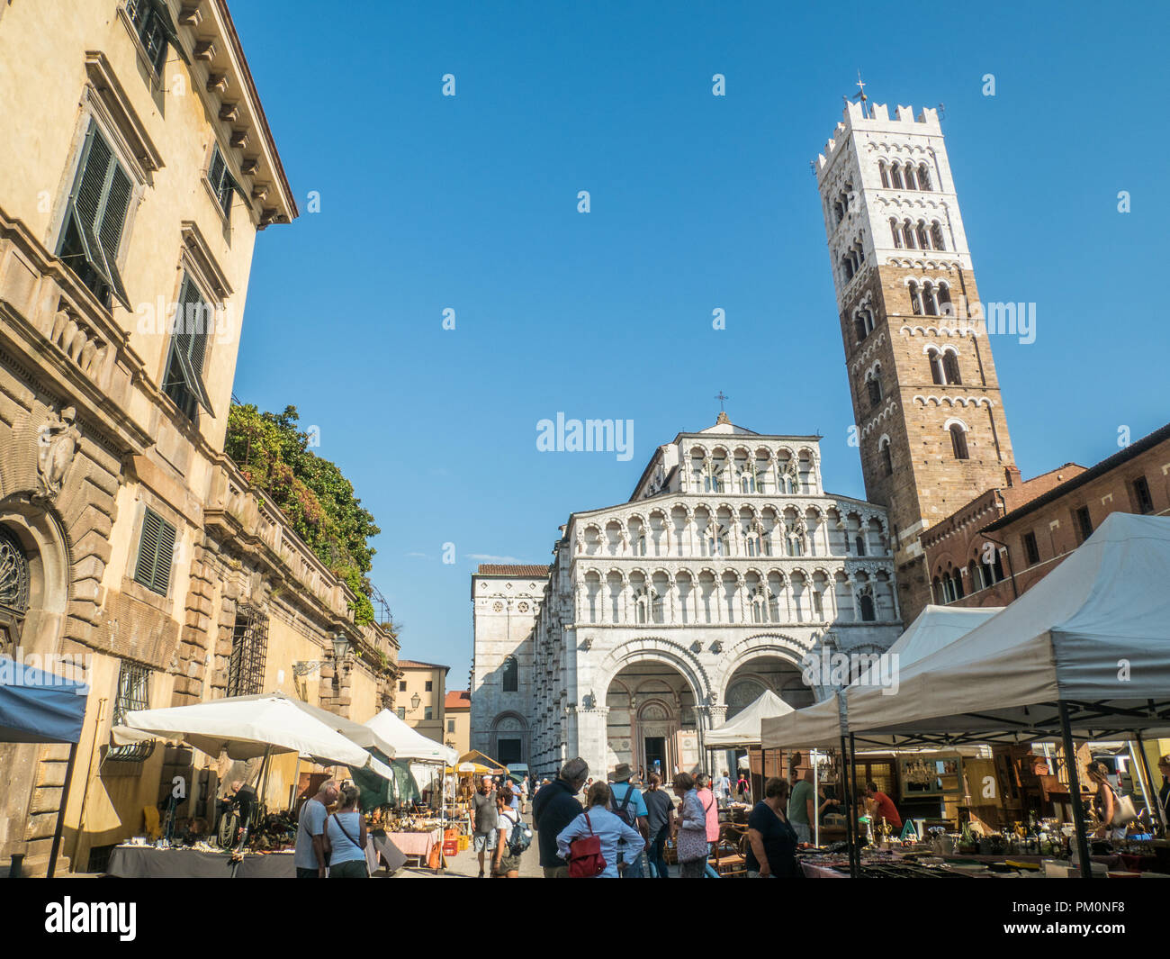 Cattedrale di St Martin (San Martino), Piazza Antelminelli, in un giorno di mercato nella città murata di Lucca, Toscana, Italia Foto Stock