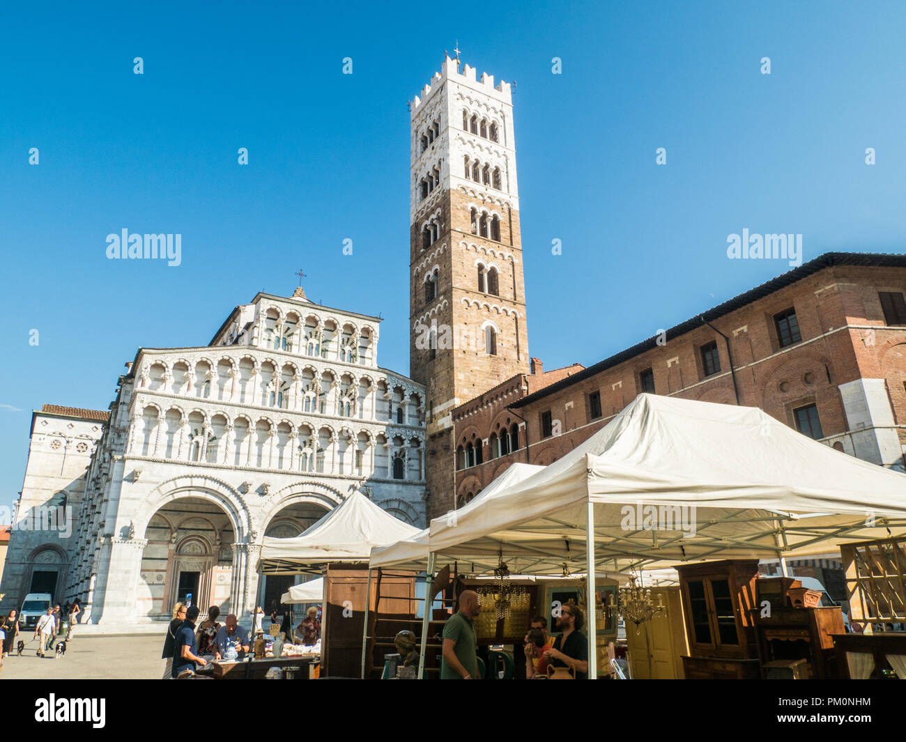 Cattedrale di St Martin (San Martino), Piazza Antelminelli, in un giorno di mercato nella città murata di Lucca, Toscana, Italia Foto Stock