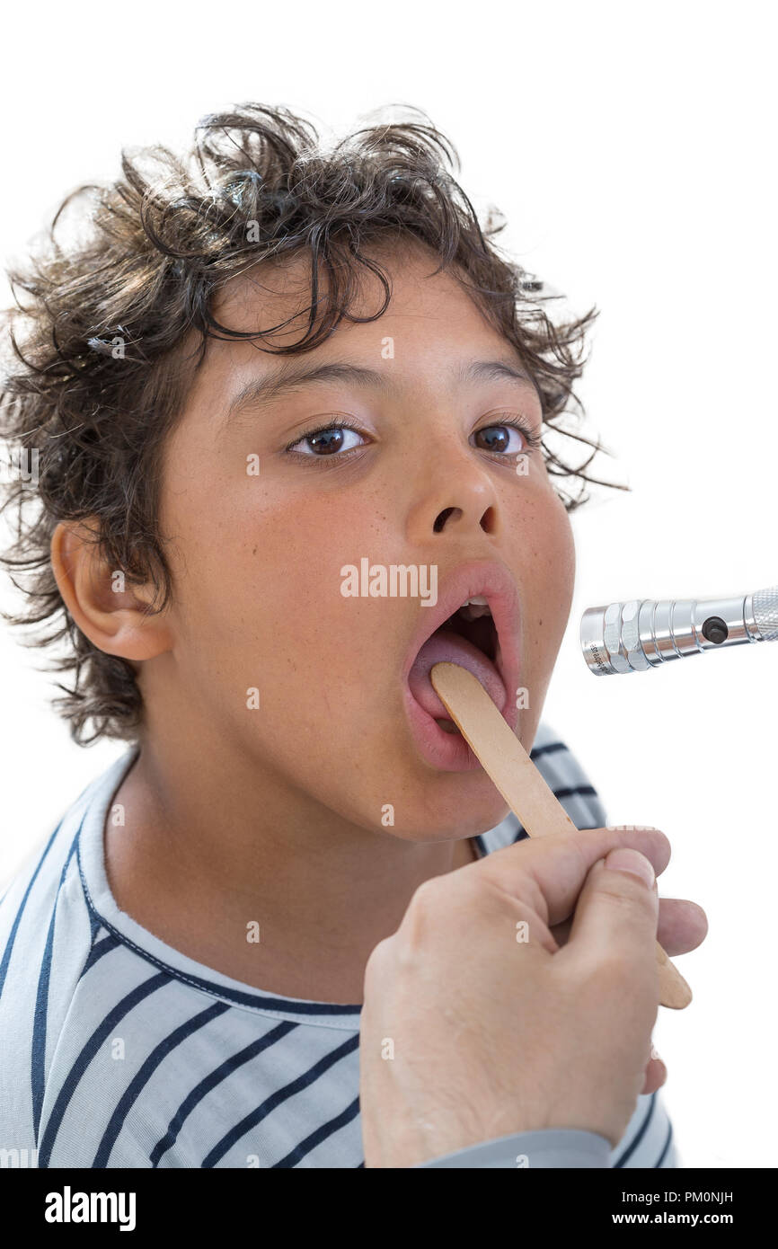 Teen boy esame medico.little boy avente la sua gola esaminati da professionisti della salute Foto Stock