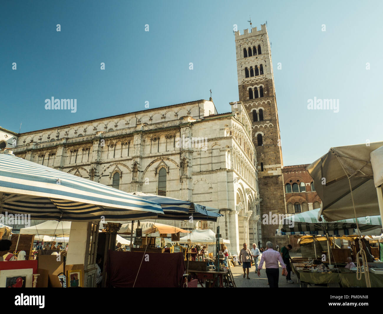 Cattedrale di St Martin (San Martino), Piazza Antelminelli, in un giorno di mercato nella città murata di Lucca, Toscana, Italia Foto Stock