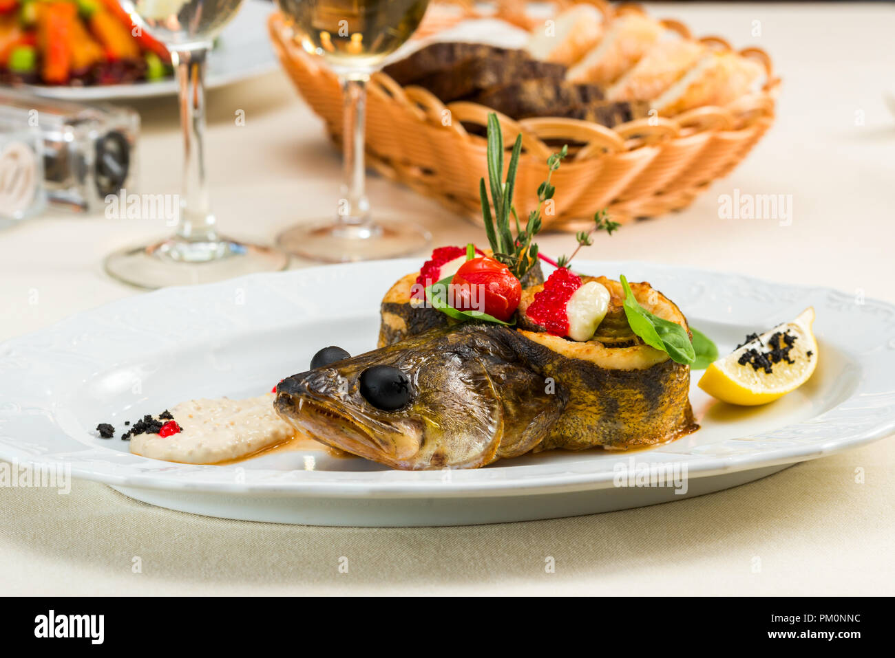 Trota al forno con caviale e verdure Foto Stock