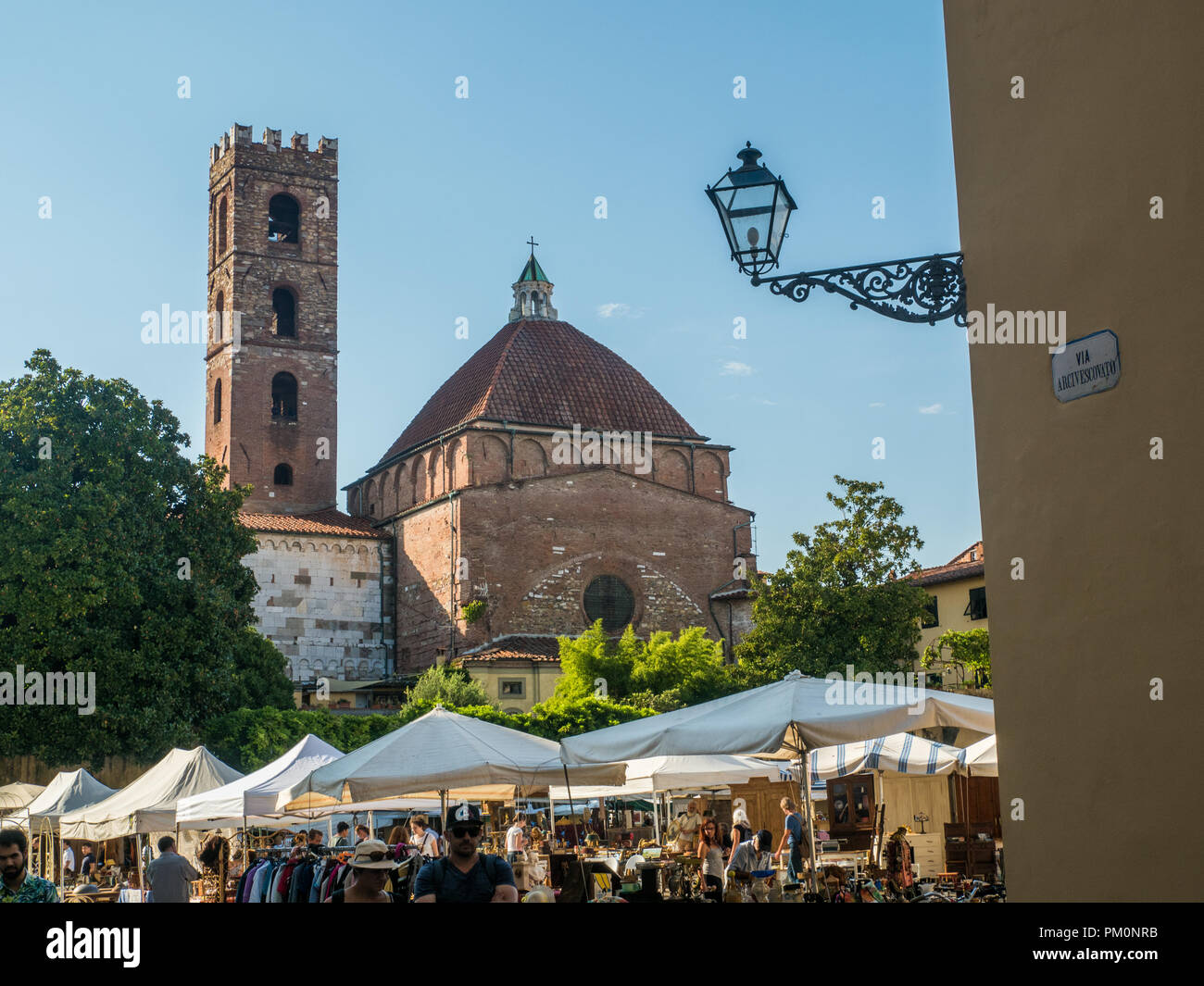 Piazza Antelminelli con la Chiesa di San Giovanni (Giovanni e Reparata, in un giorno di mercato nella città murata di Lucca, Toscana, Italia Foto Stock