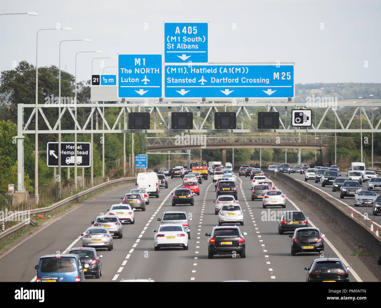 Vista guardando verso il basso sul traffico sulla M25 London Orbital vicino svincolo 21 nello Hertfordshire Foto Stock