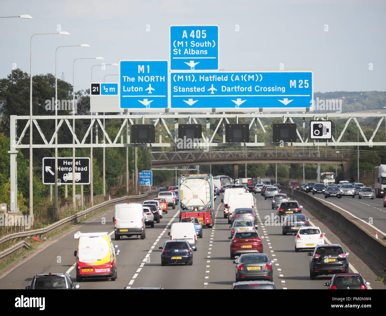 Vista guardando verso il basso sul traffico sulla M25 London Orbital vicino svincolo 21 nello Hertfordshire Foto Stock