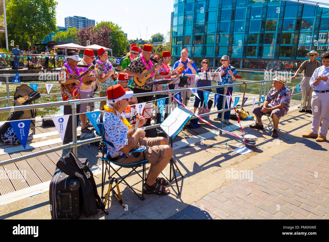 Una banda a giocare a Angel Canal Festival 2018, London, Regno Unito Foto Stock
