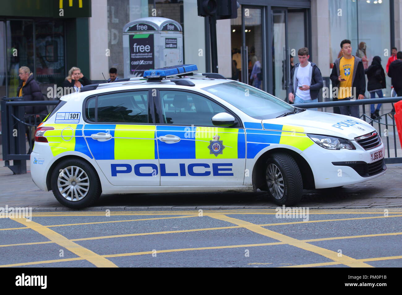 Una macchina della polizia parcheggiata alla fine di Briggate in Leeds City Centre Foto Stock