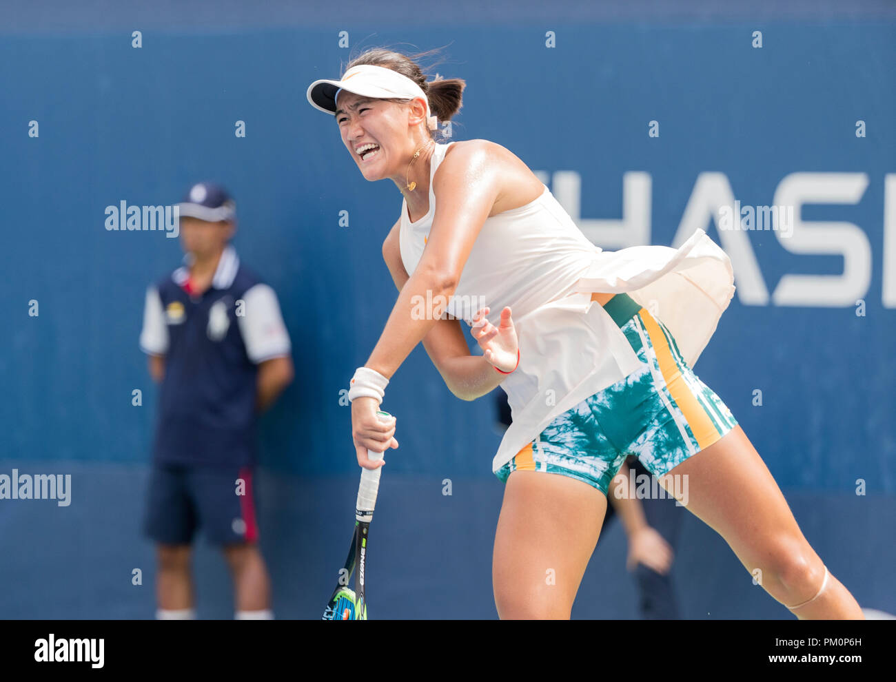 New York, NY - 2 Settembre 2018: Xiyu Wang della Cina serve contro Emma Navarro degli Stati Uniti durante il primo round di ragazze' Singles a US Open Championships su USTA Billie Jean King National Tennis Center Foto Stock