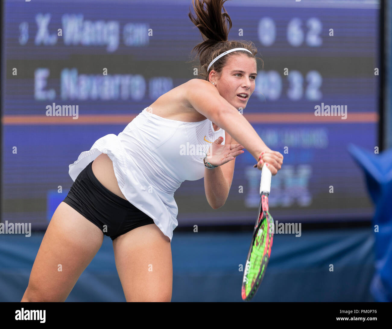 New York, NY - 2 Settembre 2018: Emma Navarro DI STATI UNITI D'AMERICA serve contro Xiyu Wang della Cina durante il primo round di ragazze' Singles a US Open Championships su USTA Billie Jean King National Tennis Center Foto Stock