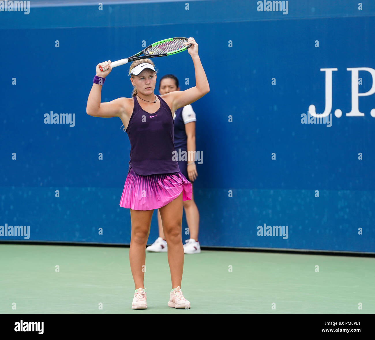 New York, NY - 2 Settembre 2018: Peyton Stearns di USA reagisce contro Kamilla Rakhimova della Russia durante il primo round di ragazze' Singles a US Open Championships su USTA Billie Jean King National Tennis Center Foto Stock
