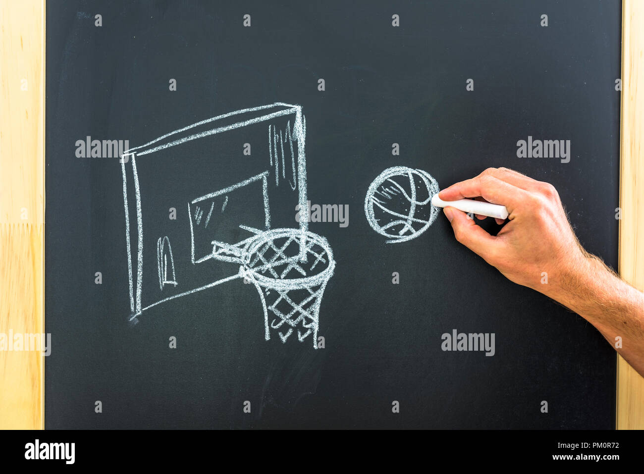 Primo piano dei maschi di disegno a mano obiettivo di basket e la sfera sul bordo nero. Foto Stock
