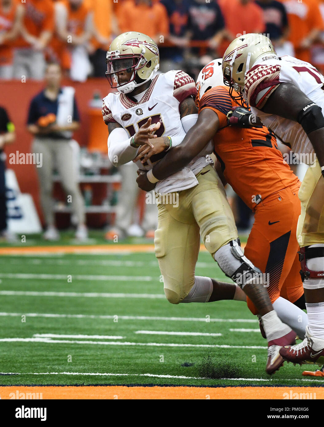 Syracuse, NY, STATI UNITI D'AMERICA. Xv Sep, 2018. Florida State quarterback Deondre Francois #12 ottiene i sacchi da Siracusa defensive lineman Kendall Coleman #55 durante la seconda metà del gioco come Siracusa sconfitto Florida State 30-7 al Carrier Dome in Syracuse, New York. Foto di Alan Schwartz/Cal Sport Media/Alamy Live News Foto Stock