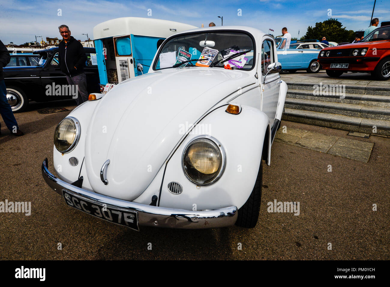 VW Beetle. Automobili classiche sulla spiaggia car show ha avuto luogo sul lungomare di Southend. Volkswagen maggiolino Foto Stock