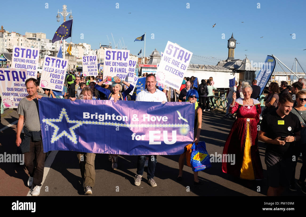 Brighton, Regno Unito. 16 settembre 2018. Peter Kyle il partito laburista MP per Hove si unisce al Anti Brexit marcia di protesta lungo Brighton Seafront al centro conferenze dove la Lib Dems ha mantengono la loro conferenza annuale . I membri dei vari gruppi di donne sono state riunite da membri del partito laburista , Partito Verde e Lib Dems ha per la marcia di protesta Credito: Simon Dack/Alamy Live News Foto Stock