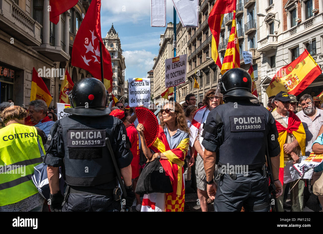 Barcellona, in Catalogna, Spagna. Xvi Sep, 2018. La polizia del Mossos d'esquadra sono visto che bloccano il passaggio per i nazionalisti spagnoli durante la protesta.più di millecinquecento persone chiamato dagli enti a favore della lingua spagnola hanno marciato attraverso il centro di Barcellona per protestare contro l'imposizione della lingua catalana in spagnolo. Alla fine della dimostrazione, gruppi di nazionalisti spagnoli e catalani hanno sovereignists stato affrontato sotto la vigilanza della polizia catalana. Credito: Paco Freire SOPA/images/ZUMA filo/Alamy Live News Foto Stock