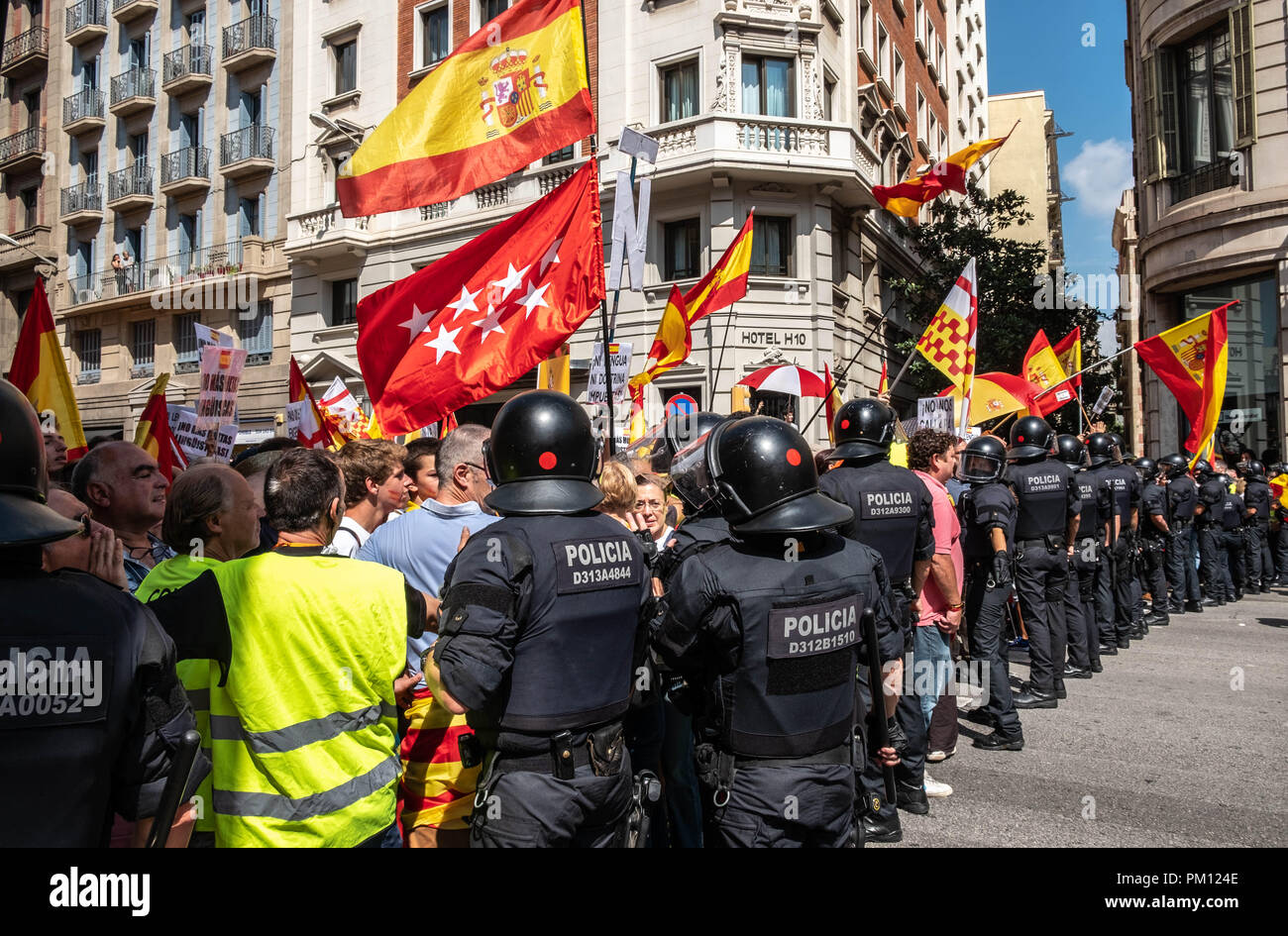 Barcellona, in Catalogna, Spagna. Xvi Sep, 2018. La polizia del Mossos d'esquadra sono visto che bloccano il passaggio per i nazionalisti spagnoli durante la protesta.più di millecinquecento persone chiamato dagli enti a favore della lingua spagnola hanno marciato attraverso il centro di Barcellona per protestare contro l'imposizione della lingua catalana in spagnolo. Alla fine della dimostrazione, gruppi di nazionalisti spagnoli e catalani hanno sovereignists stato affrontato sotto la vigilanza della polizia catalana. Credito: Paco Freire SOPA/images/ZUMA filo/Alamy Live News Foto Stock