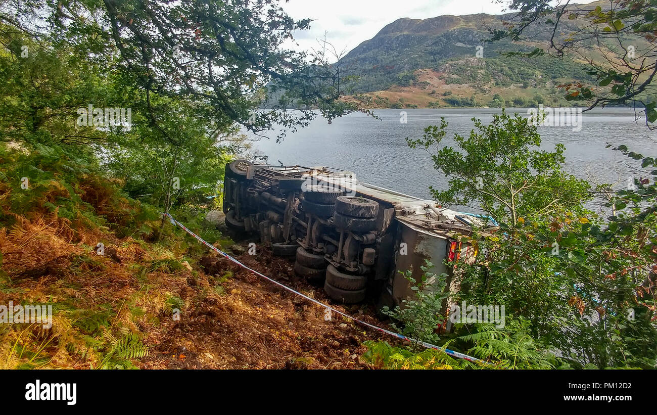 Ullswater,Glenridding,Lake District, Cumbria, Regno Unito.16 Sett,2018. Un impianto di smaltimento dei rifiuti il carrello continua a contaminare il Lake Ullswater dopo sbandamenti attraverso entrambe le corsie e spegnere un argine. Ha attraversato due sentieri e sfiorato tutti gli alberi di finire sul suo lato nel lago. Il driver è creduto di avere alcun grave lesioni. Credito: Rafael Garea-Balado/Alamy Live News Foto Stock